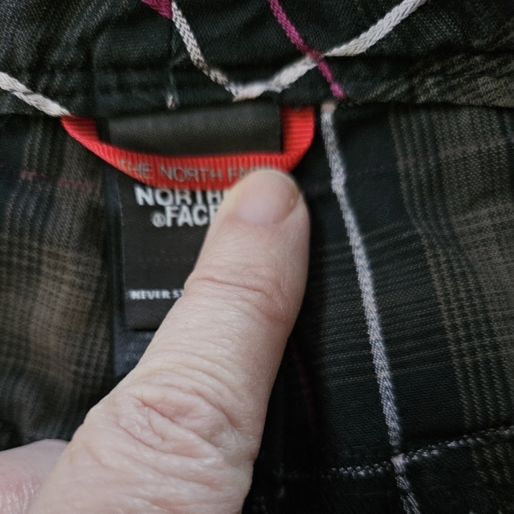 The North Face Plaid Cargo Shorts with Pink and White Accents Size 4 - Picture 6 of 9